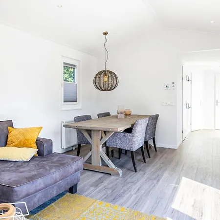 Pet Friendly In With Jacuzzi Vakantiehuis